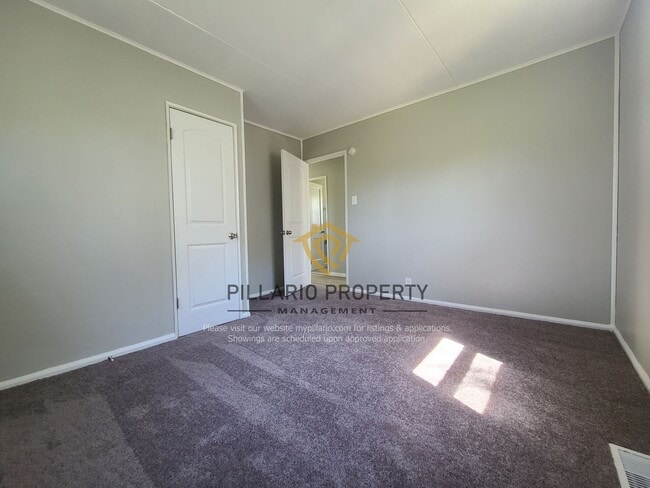 Building Photo - $500 OFF MOVE IN COSTS! Discover 3-bedroom, 1-bathroom Home, Available NOW!