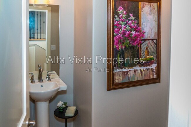 Building Photo - 5606 Dolphin Pl
