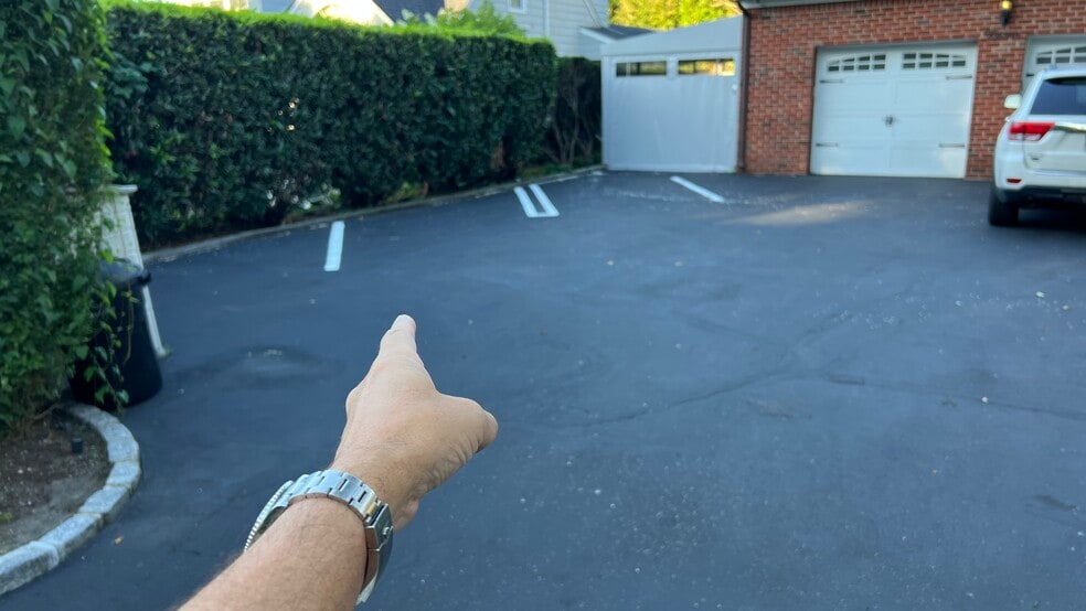 Private Parking - 15 Broadway