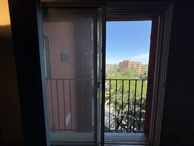 Building Photo - Modern & furnished studio unit available NOW!