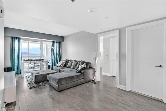 Building Photo - 2700 S Las Vegas Blvd