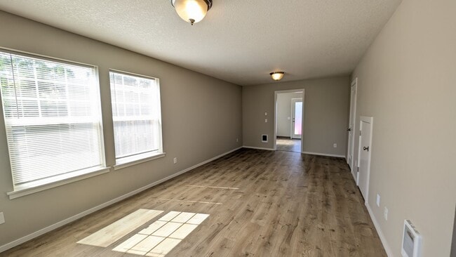 Building Photo - End unit Townhouse in Forest Grove