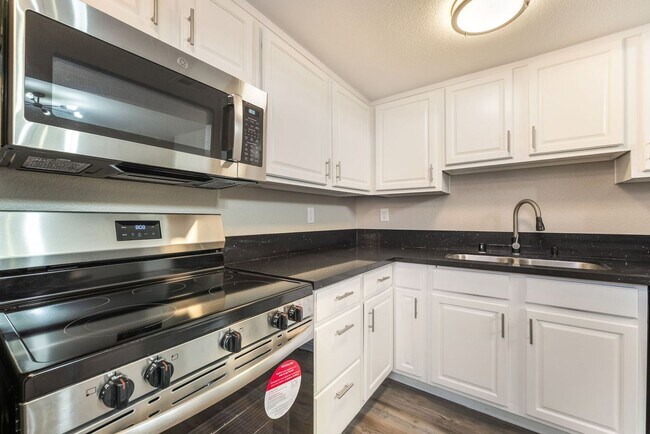 Building Photo - Modern Condo in Guard-Gated Community!