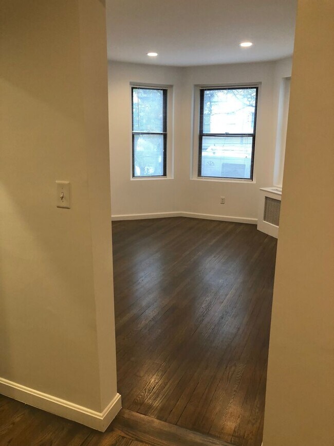 Building Photo - West Fens Updated 1Bed with washer and dry...