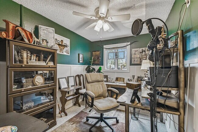 Building Photo - "Charming 3-Bed, 2-Bath Oasis at 1011a Sou...