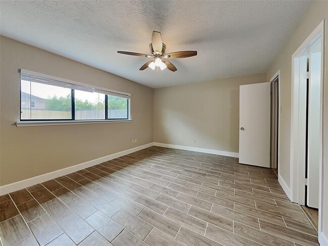 Building Photo - 7323 Silver Star Dr