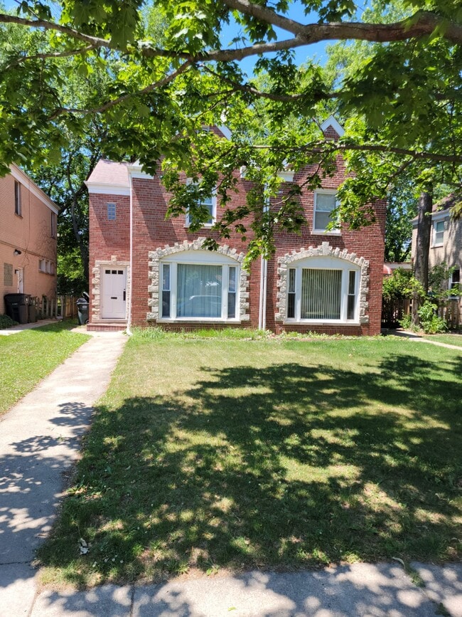 Primary Photo - 6530 N Drake Ave