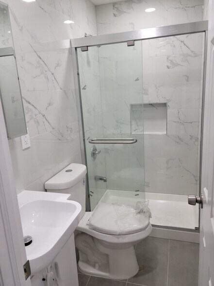 Building Photo - 781 Seneca Ave