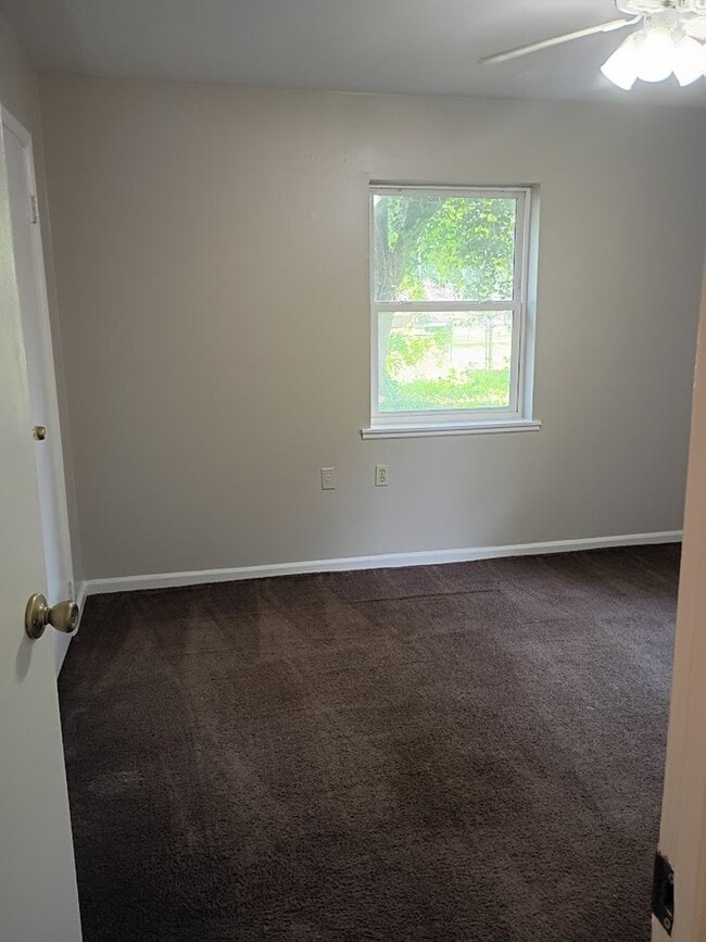 Building Photo - MOVE IN READY