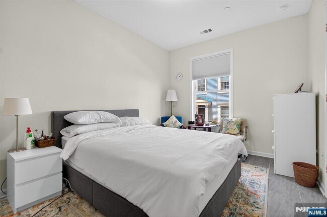 Building Photo - 283 Bradley Dr