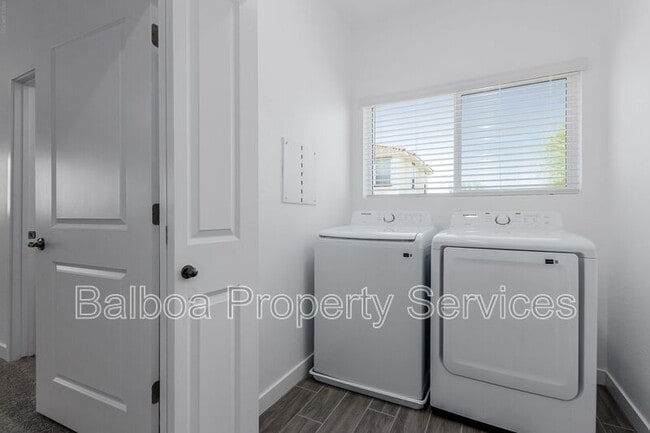 Building Photo - 1318 S 105th Pl