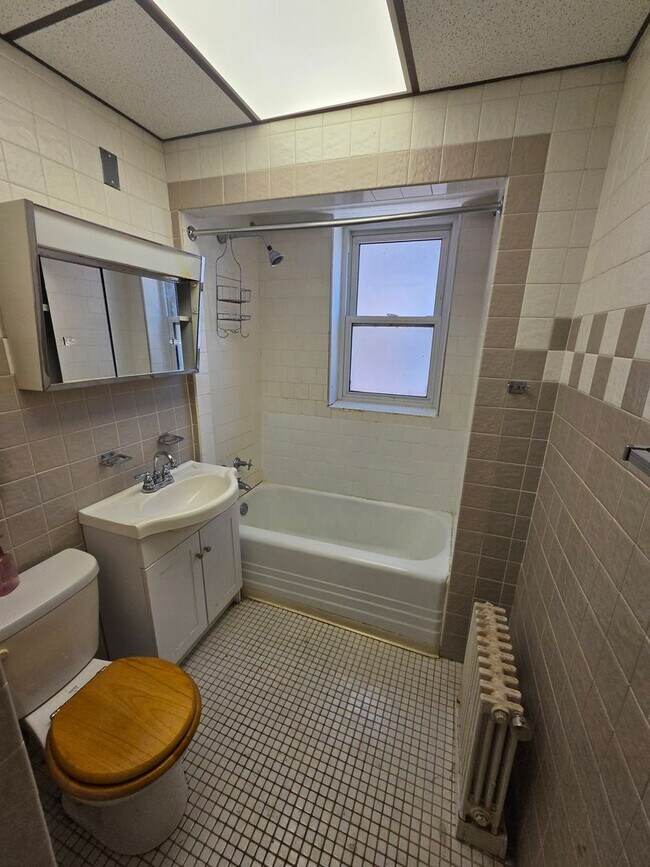 Building Photo - Large 3-bed/1-bath Apartment in the Heart of Rogers Park!