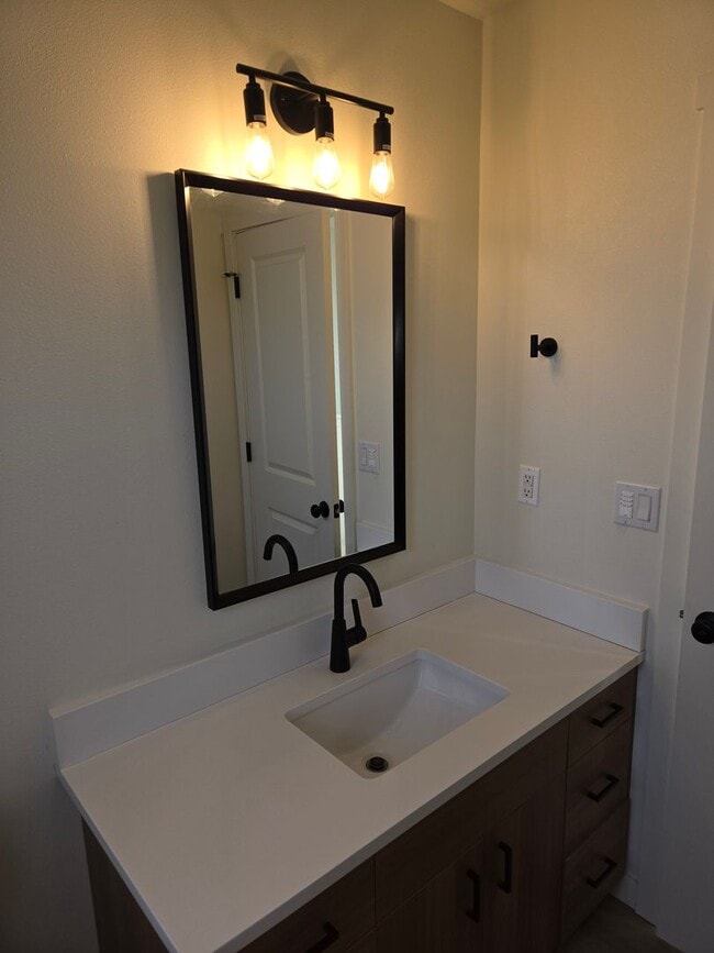 Building Photo - Sleek & Chic! 2 level 2 Bed/1.5 ba 814 Sf