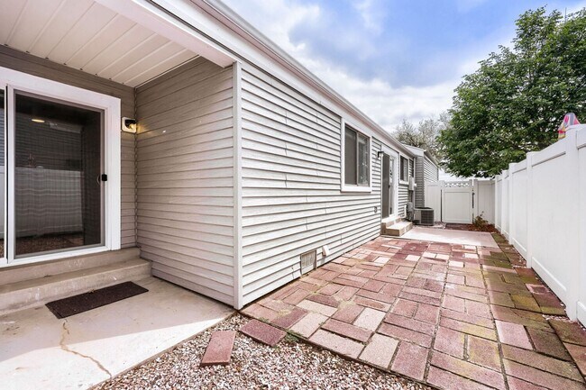 Building Photo - Updated 2 Bedroom Townhouse in Thornton