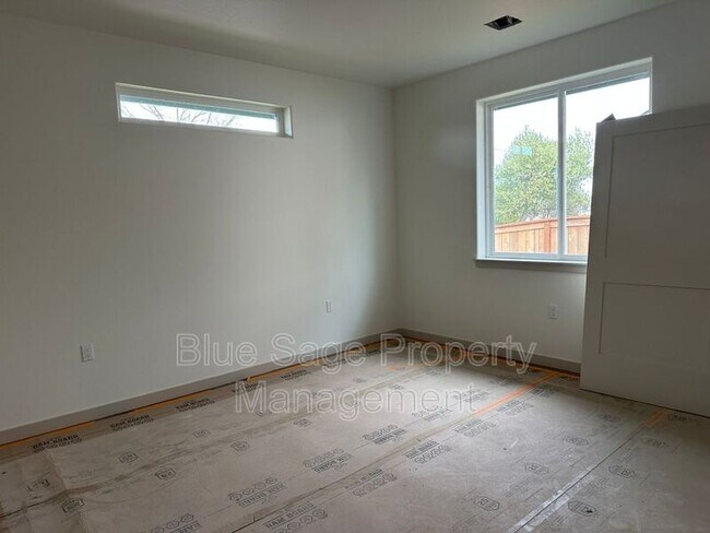 Building Photo - 865 W Hendrickson Rd