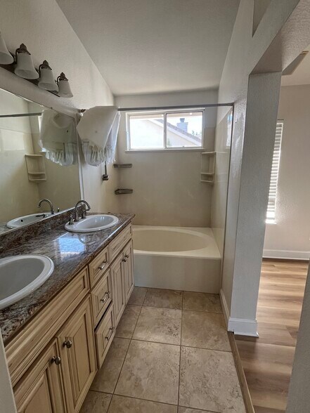 Building Photo - 705 Summer Cir