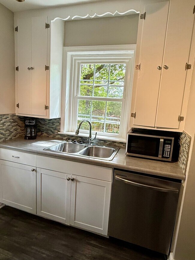 Building Photo - Updated 3BR Home in Coveted Forest Hill Pa...