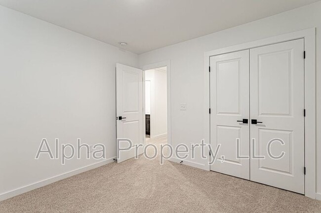 Building Photo - 1239 Westgate Vlg Dr