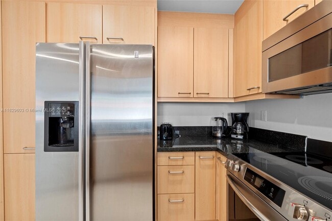 Building Photo - 225 Collins Ave