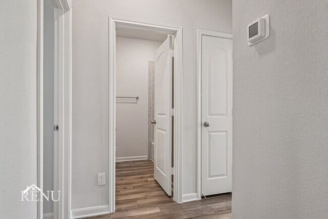 Building Photo - 300 Ridgeland Oak Dr