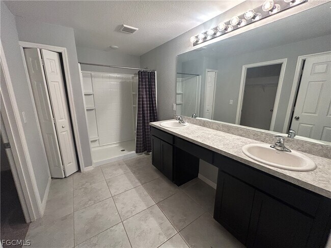 Building Photo - 3921 NE 15th Pl