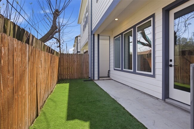 Building Photo - 6728 Parker Grv Ln