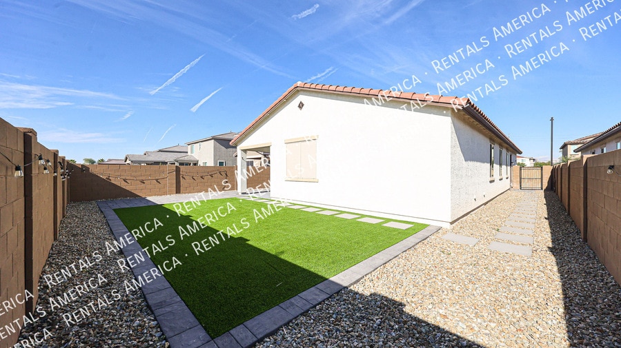 Building Photo - 15689 W Woodlands Ave