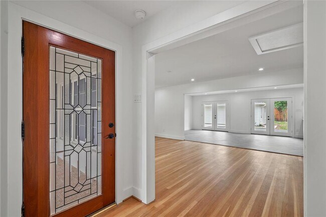 Building Photo - 312 W 31st St