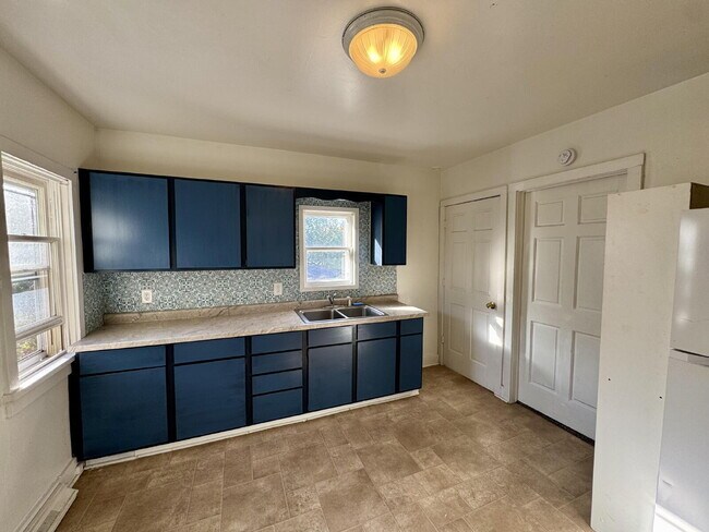 Building Photo - 2 Bedroom Home with Partially Finished Bas...