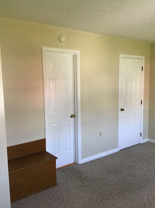 Building Photo - Cozy, end unit 2 bed/1 bath townhouse