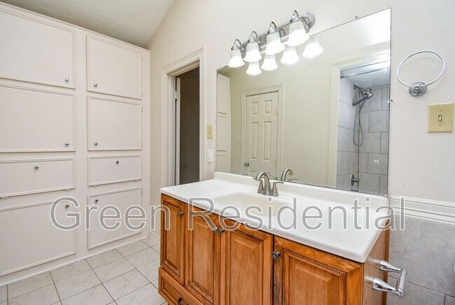 Building Photo - 11366 Oakcenter Dr