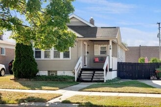 Building Photo - 28 Nahma Ave