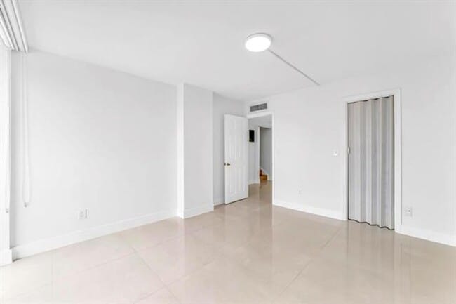 Building Photo - 9240 Fontainebleau Blvd