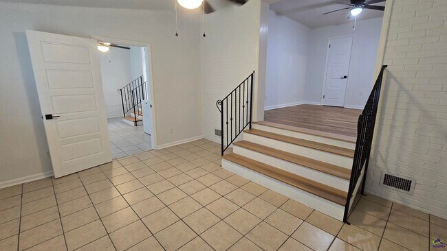 Building Photo - 412 N Houston Lake Blvd