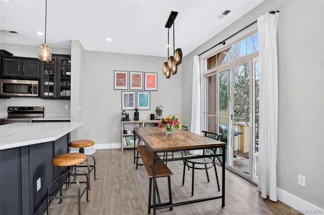 Building Photo - Renovated 2-bed 2.5 bath bright and open townhome located in the heart of Lone Tree!