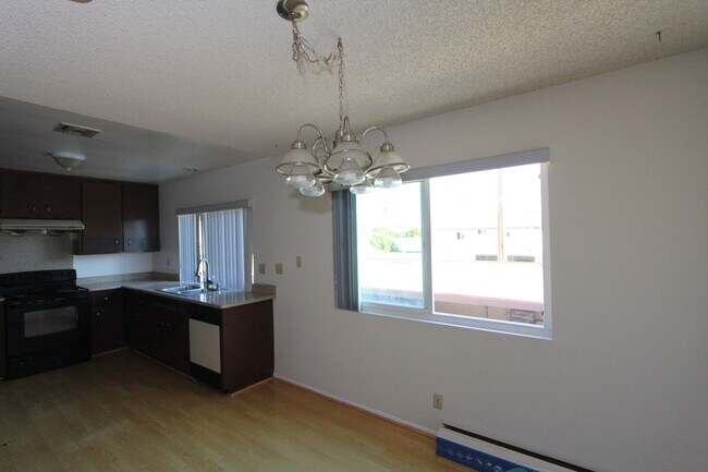 Building Photo - 3bedroom/ 2bathroom Condo with 2 garage parking