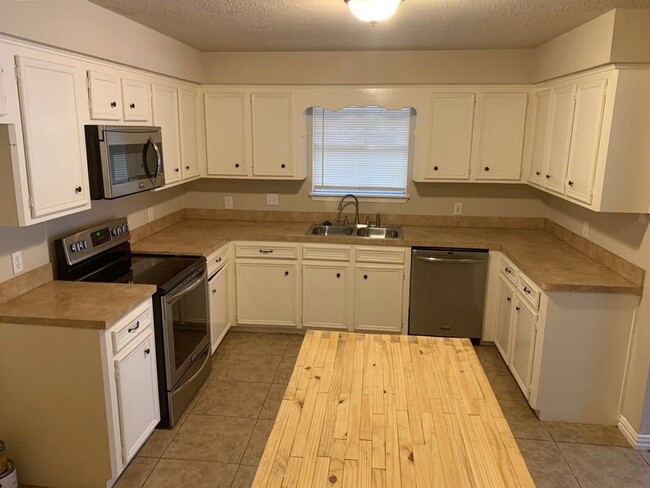 Building Photo - 1006 Poppets Way
