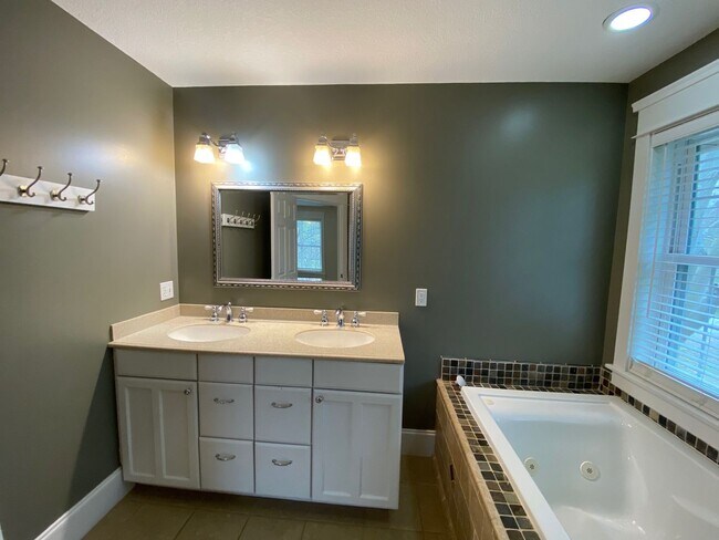 Building Photo - West AVL - Modern Craftsman Style 3 Bedroom