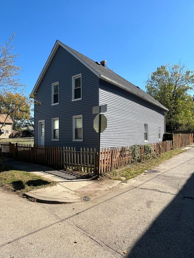 Building Photo - Cudell/West Blvd neighborhood; 4 bedroom/1 bath single family house for rent!