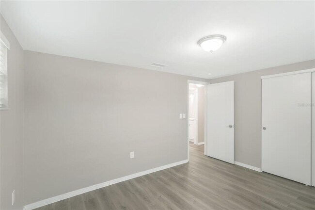 Building Photo - 5135 Kiwi Dr