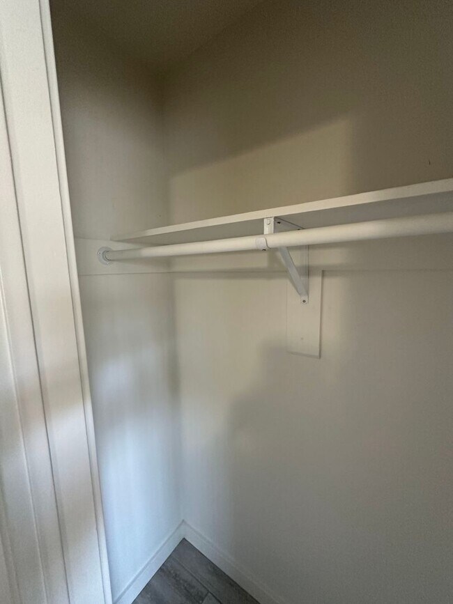 Building Photo - Newly Remodeled 1 Bedroom