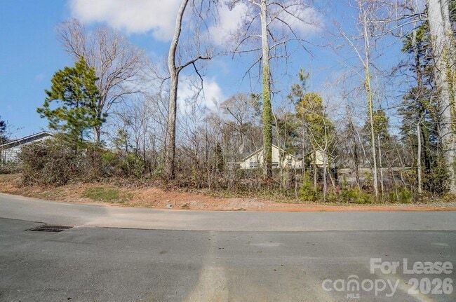 Building Photo - 3026 Lisburn St