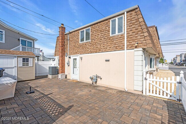 Building Photo - 102 W Colony Rd