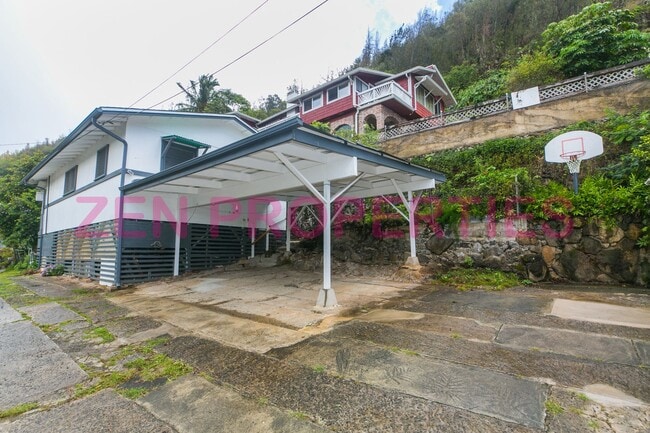 Building Photo - 1555 Moani St