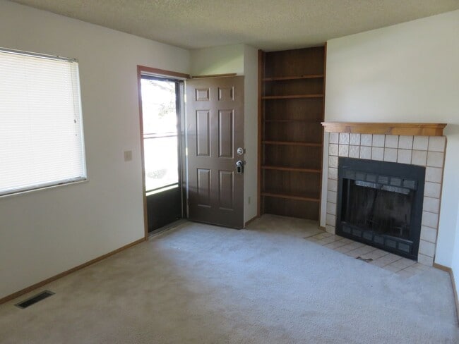 Building Photo - Two story 2 bedroom townhome centrally loc...