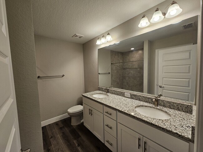 Building Photo - 16 Larch Course Terrace