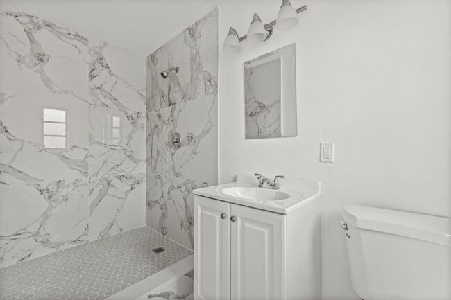 Building Photo - 230 SW 13th Ave