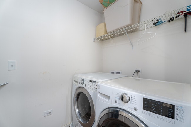 Building Photo - 15121 Quincy Cir