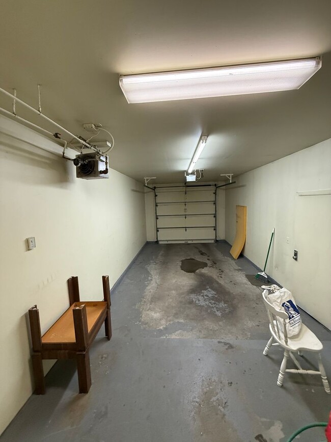 Building Photo - Spacious 4-bedroom / Heat included / 1 car garage