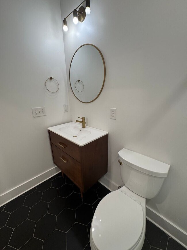 Building Photo - Beautiful 2 bed /1 bath condo in desirable Germantown - walking distance to coffee shops, restaur...